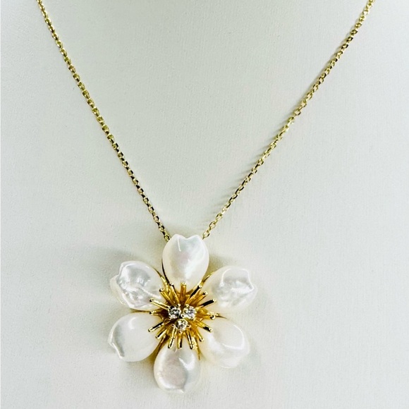 Elegant Mother of Pearl Flower Set in Sterling Silver and 18K Gold - Picture 4 of 6